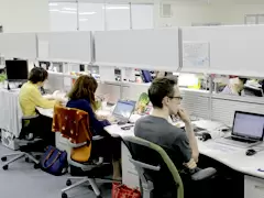 解放感のあるオフィスのため、隣の先輩社員に質問しやすい環境は整っています。
