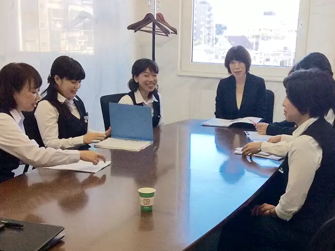 社歴も年齢も関係なく、お互いに教え合い、協力し合いながら取り組んでいます。
