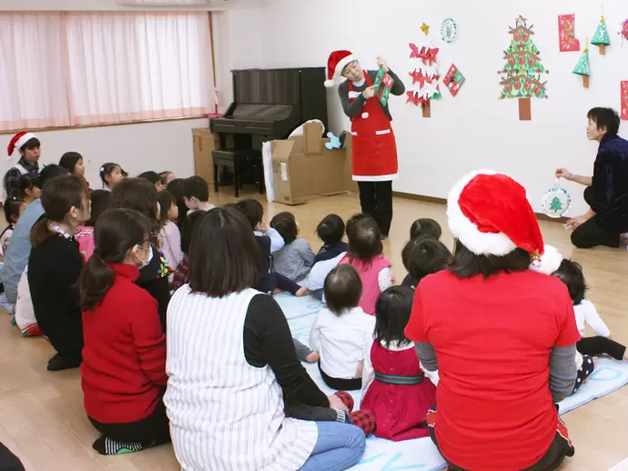 2017年度のクリスマス会のワンシーン。七夕、ひな祭りなど子どもたちが楽しめるイベントを開催しています。