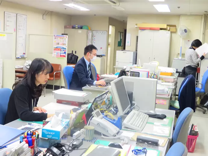30～50代の集まる、あたたかな雰囲気のオフィス。わからないことはなんでも聞いてくださいね。