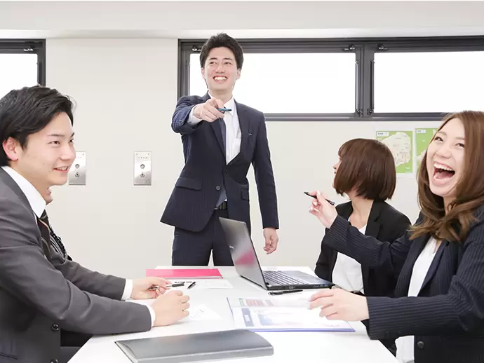笑顔が絶えない社内では毎日真面目に楽しくお仕事に取り組んでいます☆