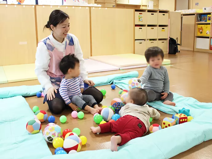 生後57日～2歳児の子供達がいます。ワンフロアで保育を行っているので、オープンな環境です。