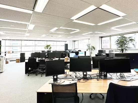 社員同士のコミュニケーションを取りやすくするため、全席フリーアドレス制を導入。
