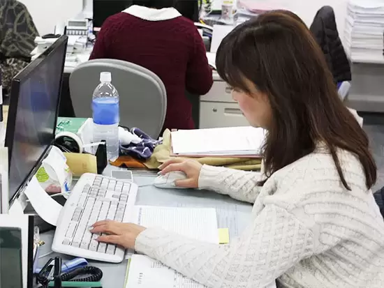 少数チームの落ち着いた環境で業務ができます♪