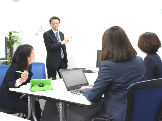 定期的に勉強会を開催して、知識習得の場を設けています。