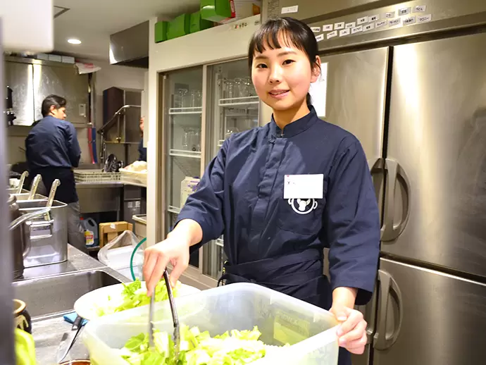 キッチンを手伝うこともありますが、簡単な盛り付け程度なので、未経験でも安心です！