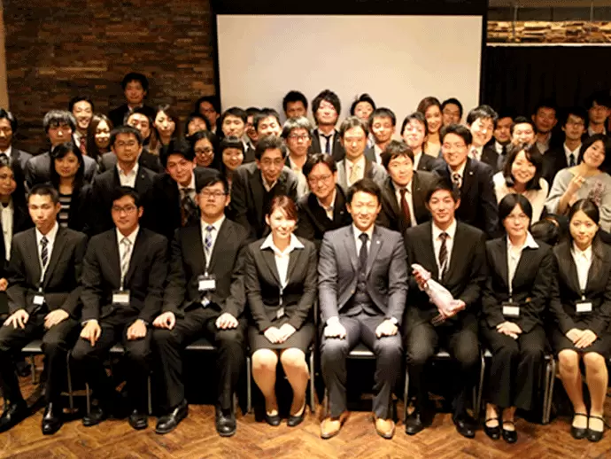 月に一度ある社内懇親会はいつも大盛り上がりで、より一層仲が深まります