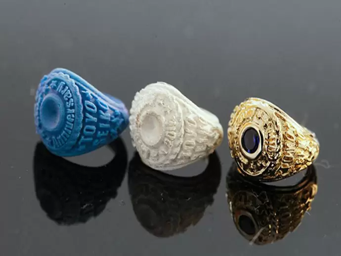左から3D造形後・キャスト後・研磨、石留後のリング。すべて自社で加工を行います。