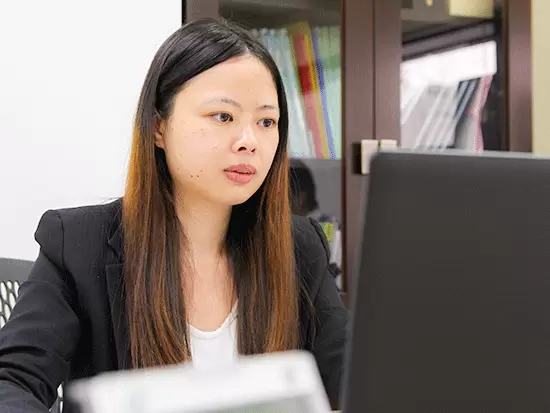 女性も活躍しており、家事と両立しながら働きやすい環境です♪
