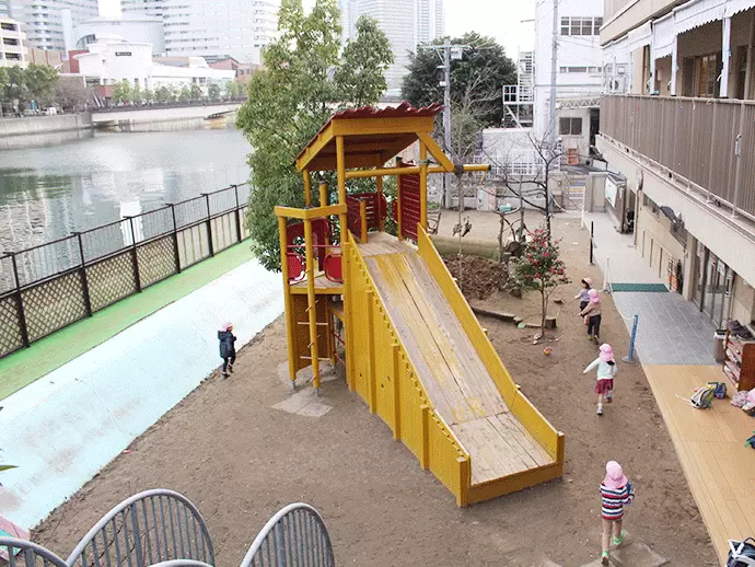 大きな園庭ではいつも子どもたちが自由に遊び回っています。