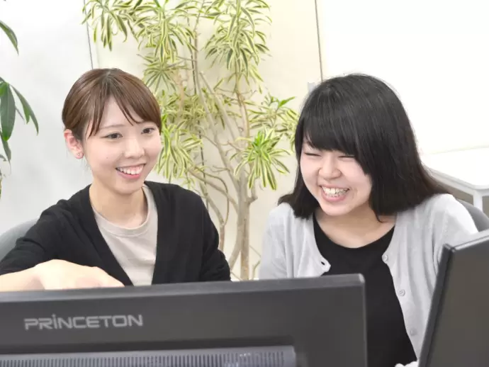 社員同士の距離が近く、何でも聞き合える関係です。何かあったら気軽に相談してください♪