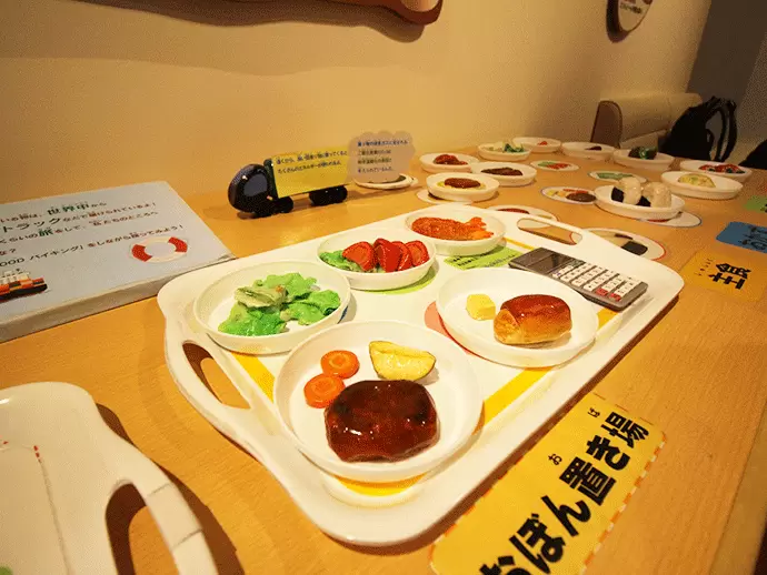 展示がよりわかりやすくなるように小道具を作ることもあります。モノづくりが好きな方も楽しめる仕事です。