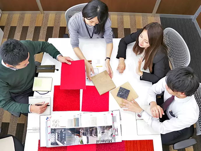 デザイナーと営業がタッグを組んでお客様先へ訪問。連携力の高さが当社の強みです。