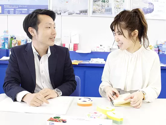 営業さんとデザインの打ち合せ。最初はドキドキだったけど、「いいじゃん！」の言葉がやりがいに！