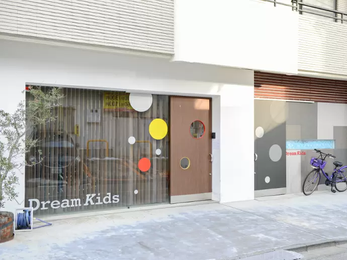 外苑前の閑静な住宅街に佇む園舎は3階建て。カフェのようなオシャレな外観です。