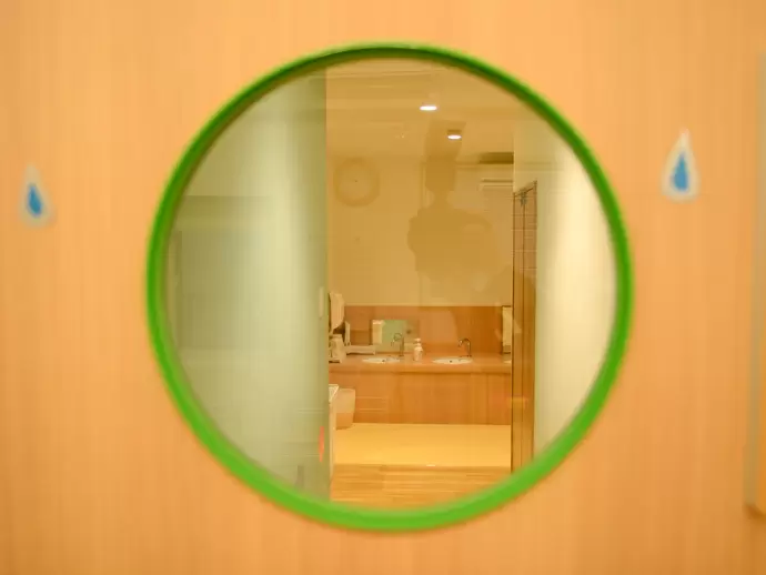 園舎の中は広々と開放的な空間。デザイン性に富み、子どもたちの発想力も育んでいます。