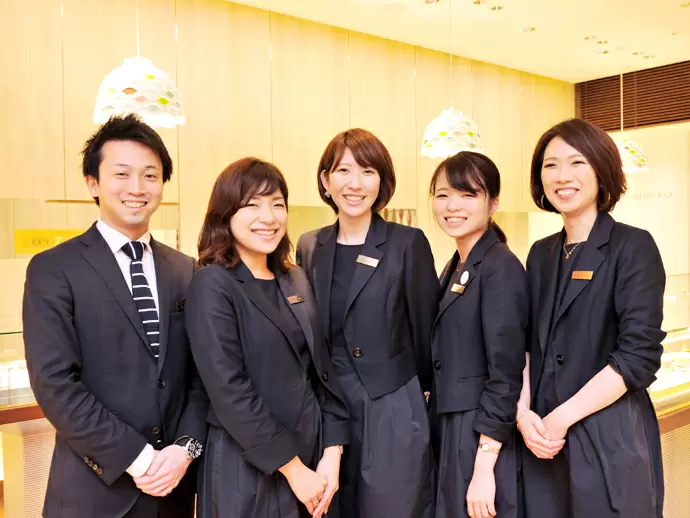 男性スタッフも活躍中！20代活躍中です。ご応募を心よりお待ちしています。