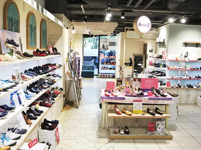 首都圏を中心に、女性向けシューズブランド『AcureZ』を展開。現在6店舗を展開しています。