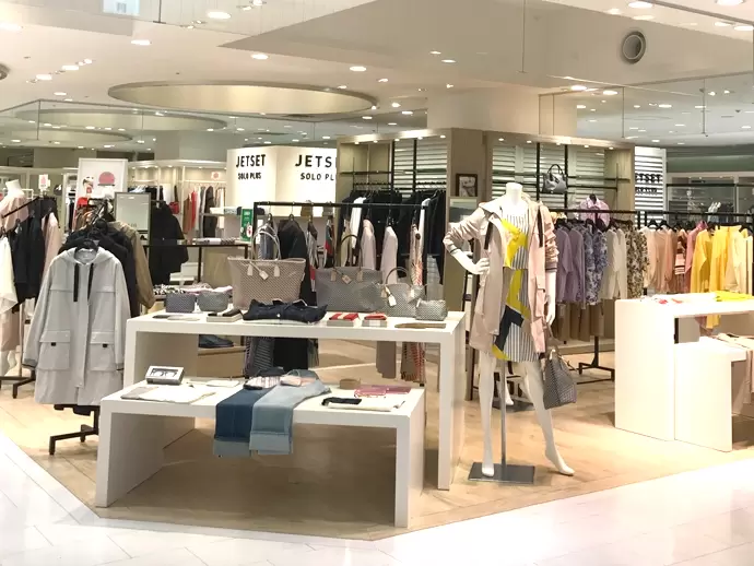 当社の店舗はほとんどが大型百貨店などに展開。通勤や仕事終わりなども便利な環境です。