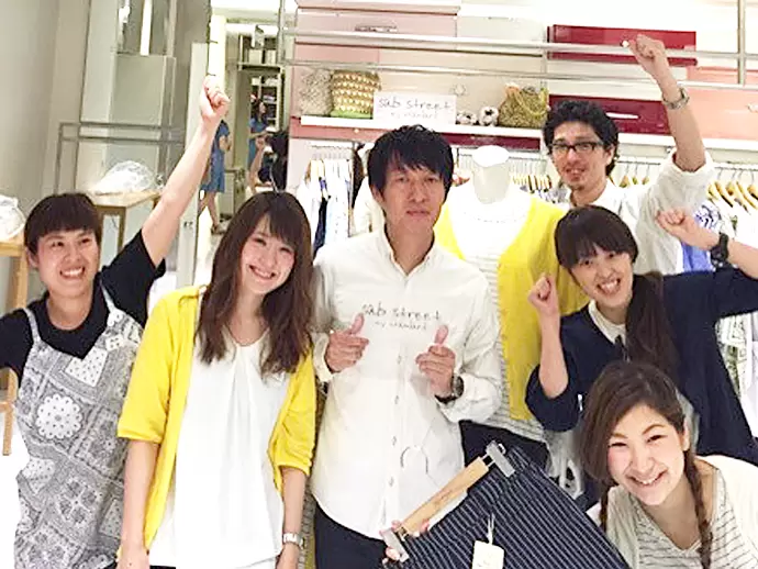 スタッフ同士で協力しながら、お客さまに喜んでもらえるお店づくりを目指しています。