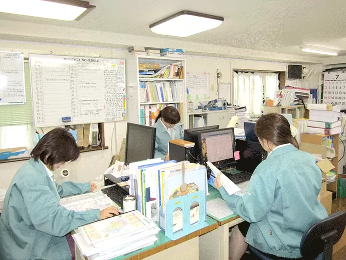 配属先の部署では3名の女性スタッフが活躍中。仲が良い職場だから、すぐに馴染めますよ！