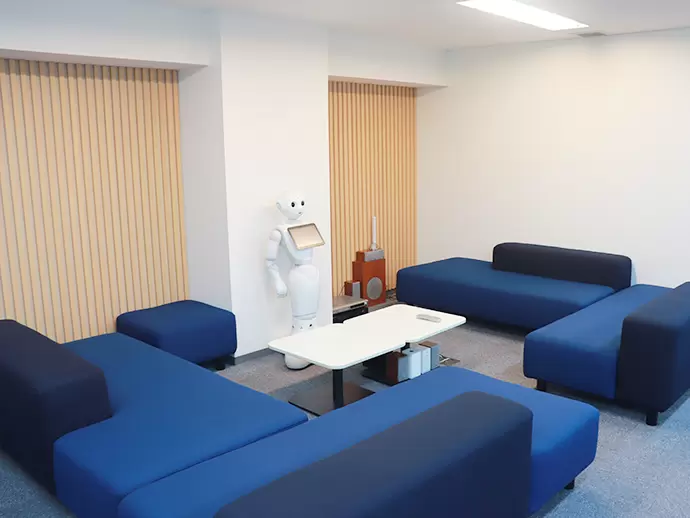 社内にはオシャレなミーティングスペースもあります。ペッパー君もいるんです。