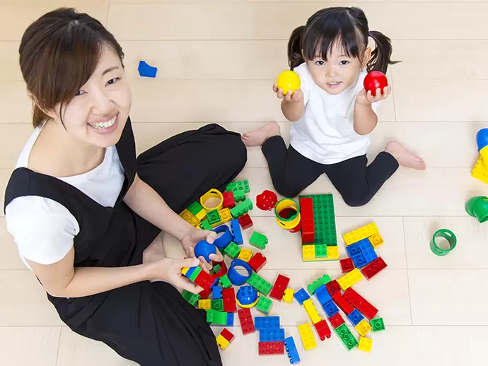 ただ見守るのではなく、一緒に遊ぶ。そんな保育を意識しています