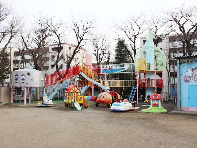 園内には遊具が充実。いつもたくさんの子どもたちが遊んでいます。
