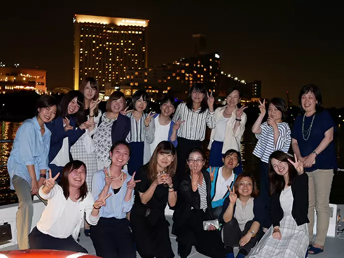創業記念懇親会の東京湾クルーズ♪昨年入社のオフィスサポートのメンバー。幅広い年代の女性が活躍中です。