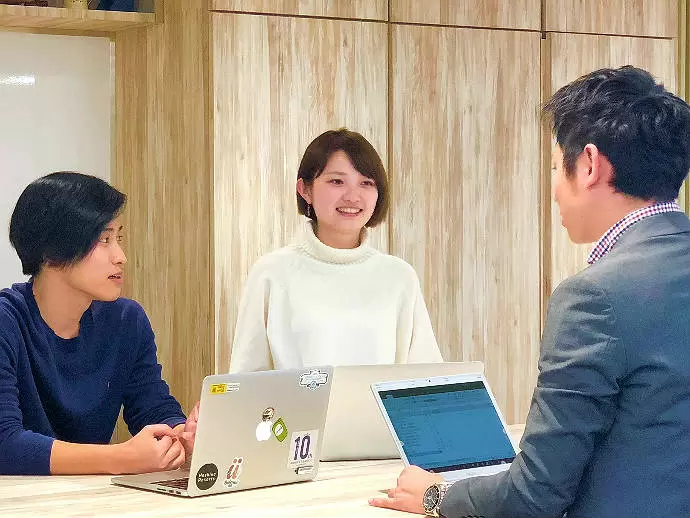 メンバーが垣根なく商品・サービスの更なる改善に向けて議論しています。