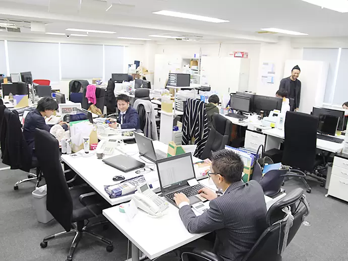 通勤にもとっても便利な西新宿にある本社事務所内は比較的落ち着いた雰囲気です。