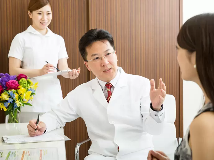 私たちと一緒に、多くの患者さまへ美を提供してくださる方をお待ちしています。（院長　松岡）