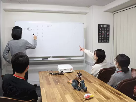 定期的に打ち合わせがあるなど、社員間でのコミュニケーションが豊富です！