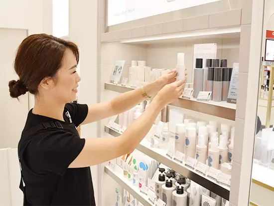 お客様のお悩みを聞いて、お客様にピッタリの化粧品をご紹介します。