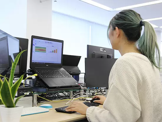 フレックスタイム制で、出社や休憩時間は自分のペースに合わせられます！