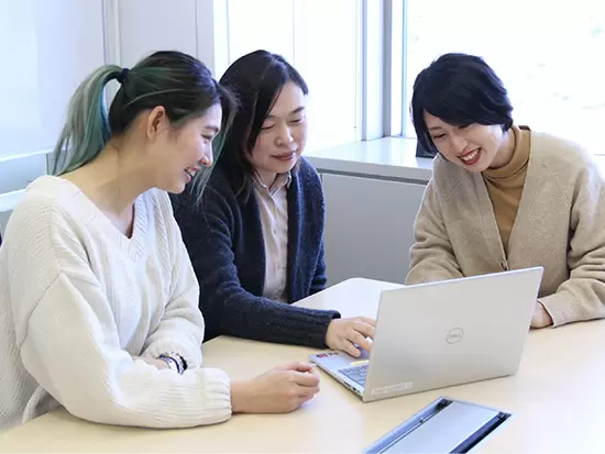 コミュニケーションを取りながら、和気あいあいと仕事をしています。