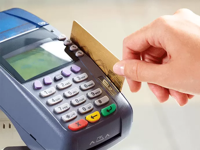 新規出店、または現金のみを扱っているお客様に対して、クレジットカードの導入を提案しています。