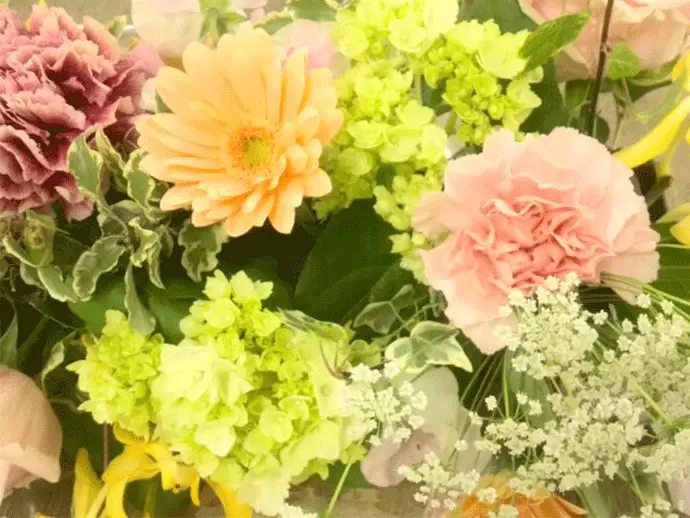 花は、冠婚葬祭に欠かすことができません。当社ならではの生花装飾で、お客様の心に残る空間を演出します。
