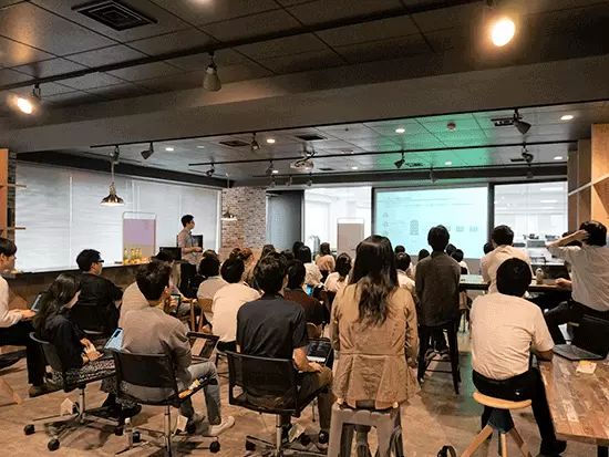 毎月入社があるので、定期的に研修を実施して業界知識をつけていくことができます。