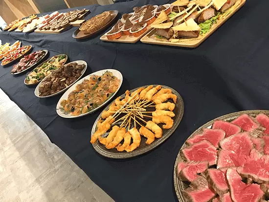 研修後はおいしい食事で交流を深めています。