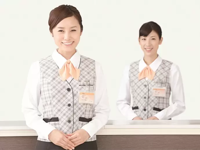 実際に医療現場の人が働いている姿。制服を着るため、しっかりした格好で仕事に取り組めます。
