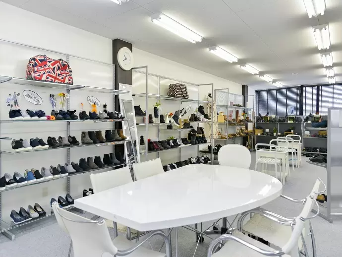 「宮原駅」徒歩5分のオフィス！社内には皆がデザインした靴が、季節ごとにラインナップを変えて勢ぞろい♪