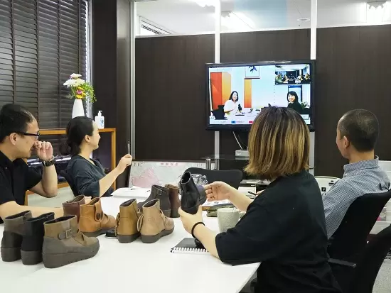 少人数のチームで大きな力を生み出すため、TVを使ったオンラインミーティングも活用！