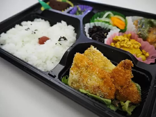現況化では社員の健康を守るため昼食は美味しいお弁当が支給されます！こんなことも当社で働く魅力の一つ！