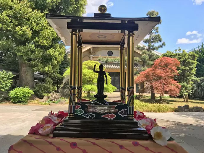 毎年4月8日に行う花祭りは、仏教を開いたお釈迦様の誕生を祝うお祭りです。