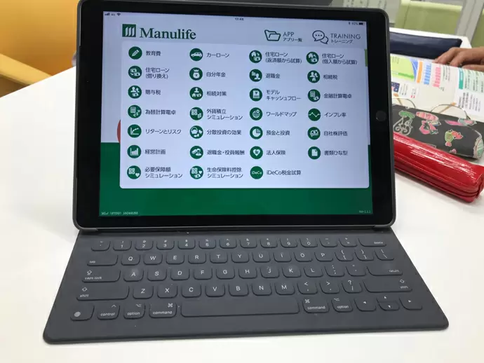 モバイル端末を1人1台貸与！持ち運びも便利なiPadが、アクティブな営業活動には欠かせません。