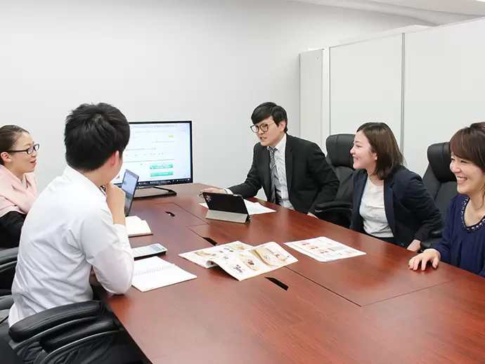 営業や営業サポート、デザイナーがチームワークを大切にしながら業務を進めています♪