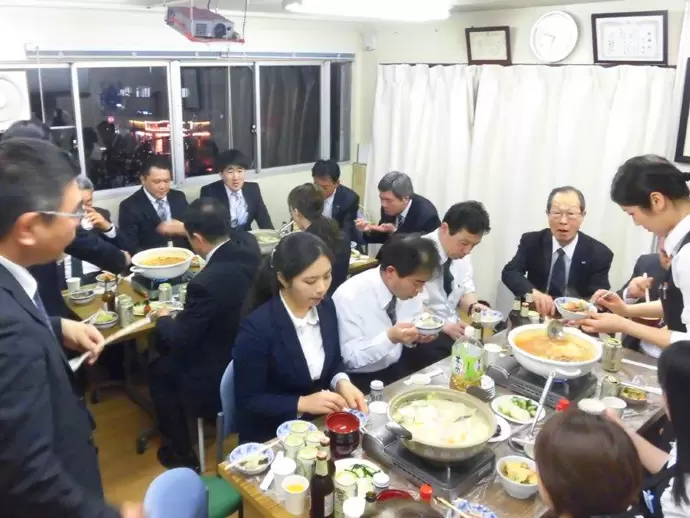 歓迎会では、みんなで鍋を囲みました！