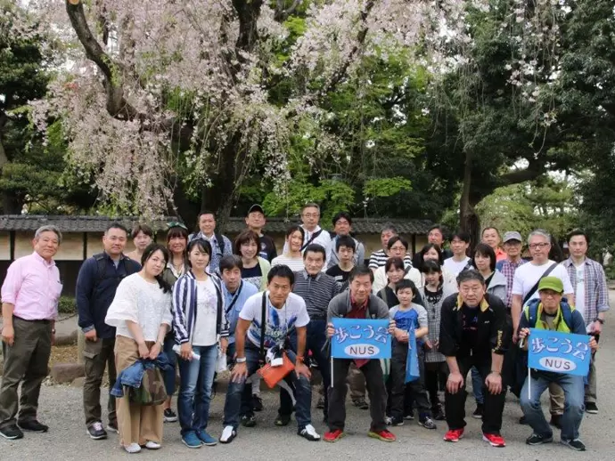 有志による「歩こう会」の様子。第二の我が家だと思えるようなアットホームな会社を目指しています。