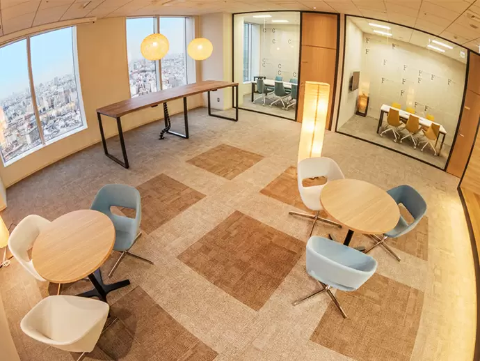 見通しが良くオシャレな社内☆新宿の中心地に建つビルの29階で、景色も抜群です！